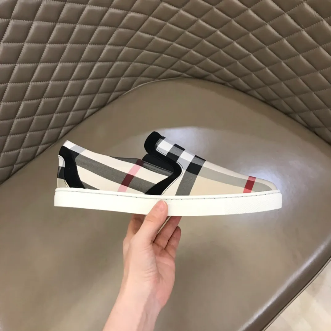 p340 "BURBERR*" men's classic low-top sneakers are reinterpreted in Vintage checkered cotton and matte calfskin, decorated with a new brand logo. First-layer sheepskin lining, embossed Burberry logo on the heel, and original TPU outsole! Size: 38-44